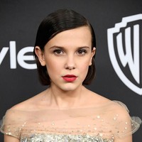 Millie yang makin terlihat dewasa dengan potongan rambut bob yang ditata sleek. Foto: Getty Images