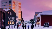 Beginilah suasana di Nuuk, ibukota Greenland. Masyarakat di sana sangat terbuka pada turis, sebab pariwisata merupakan salah satu pendapatannya (I Love Greenland/Facebook)