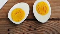 Penyanyi Rihanna punya tips sehat untuk menjaga tubuhnya tetap bugar. Dengan konsumsi 4 butir telur dengan roti gandum dan beberapa jenis buah seperti nanas, mangga dan pepaya. Foto: Istimewa