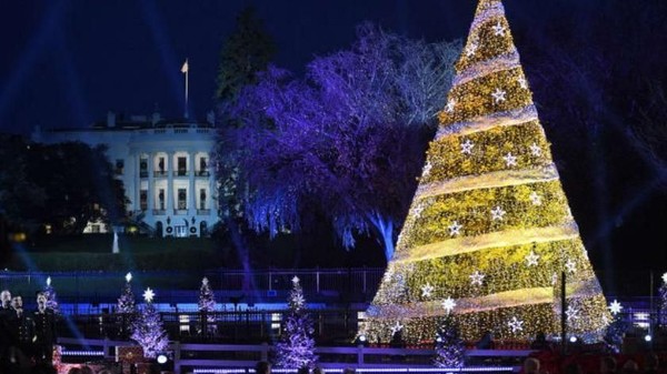 Washington DC memanjakan mata traveler, Gedung Putih dan Lincoln Memorial misalnya, tampak cantik dengan berlapis salju. Kemudian selama musim dingin, Washington Ballet akan menampilkan The Nutcracker yang selalu dinanti traveler (Astrid Riecken/Getty Images/CNN) Washington DC memanjakan mata traveler, Gedung Putih dan Lincoln Memorial misalnya, tampak cantik dengan berlapis salju. Kemudian selama musim dingin, Washington Ballet akan menampilkan The Nutcracker yang selalu dinanti traveler (Astrid Riecken/Getty Images/CNN)