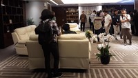 Barang-barang milik Setya Novanto sudah diganti. Sofa di ruangan Bamsoet sudah diganti baru, tidak lagi sama seperti ketika Novanto menjadi ketua DPR. (Tsarina Maharani/detikcom).