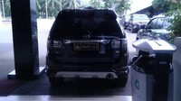 Bamsoet belum menggunakan mobil dinas Ketua DPR dengan pelat RI 6. Bamsoet memakai mobil pribadi Toyota Fortuner. Namun pelat mobilnya berlambang Polri dengan nomor 4105-07. (Tsarina Maharani/detikcom).