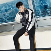 Tak hanya bakat menarinya yang mumpuni, Kasper juga berpenampilan tak kalah stylish dari para idol yang dibimbingnya. Foto: Instagram