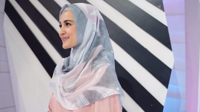 Begitupun dengan Shireen Sungkar. Bedanya, scarf motif yang disajikan Zashi memiliki ukuran yang lebih lebar. Produk ini memang sengaja dibuat untuk tampilan syari. Foto: Dok. Instagram