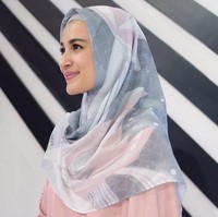Begitupun dengan Shireen Sungkar. Bedanya, scarf motif yang disajikan Zashi memiliki ukuran yang lebih lebar. Produk ini memang sengaja dibuat untuk tampilan syari. Foto: Dok. Instagram