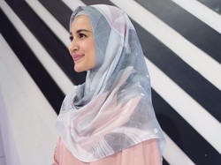 Cara Padu Padankan Outfit dengan Scarf Bermotif