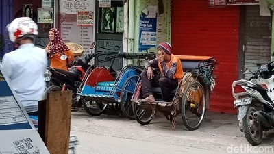 Potret Tukang Becak yang Masih Eksis di Jakarta