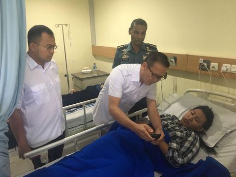 Jenguk Korban Selasar BEI Ambruk, Cagub Sumsel Ajak Ortu Korban