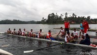 Pelatnas dayung tak peduli hujan dan terik matahari. Mereka tetap berlatih menuju Asian Games 2018. (Mercy Raya/detikSport)