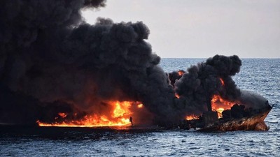 Penampakan Kapal Tanker Terbakar dan Tumpahkan Minyak ke Laut