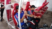 Sandiaga sempat mencoba beberapa fasilitas yang ada di SUGBK.
