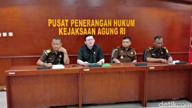  Kejaksaan Agung menangkap Herry terpidana kasus penipuan sebesar Rp 22,39 miliar