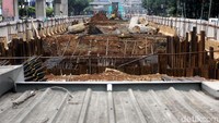 Di beberapa titik, pekerjaan masih dalam tahap pembuatan pondasi tiang untuk LRT.
