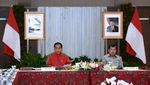 Foto: Saat Jokowi Pimpin Rapat Terbatas Pakai Jaket Timnas