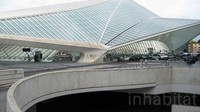 Terdapat lengkungan di bagian atap stasiun dan pondasi bangunan yang tampak dinamis. Istimewa/Inhabitat.