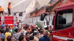 Foto: Api Membara dan Asap Membubung di Museum Bahari