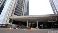 Seluruh karyawan di Tower II gedung Bursa Efek Indonesia (BEI) hari ini diliburkan.
