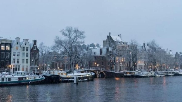 Kanal-kanal Amsterdam bisa jadi sepi dari turis kala musim dingin. Wisata museum pun jadi pilihan, ada Rijksmuseum dan Anne Frank House yang wajib dikunjungi (Jannes Glas/Flickr,Creative Commons/CNN)