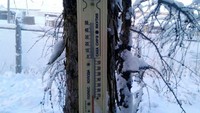 Termometer digital yang dipasang untuk membantu turis di Desa Oymyakon, Siberia, Rusia. Namun, termometer ini pensiun di suhu -62C, kemudian pecah. Siberia merupakan wilayah di sebelah timur Kota Moskow. (Foto: dok. The Siberian Times)