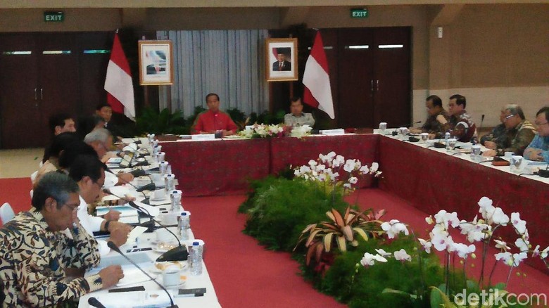 Berjaket Timnas, Jokowi Pimpin Ratas soal Citarum di Bandung Berjaket Timnas, Jokowi Pimpin Ratas soal Citarum di Bandung