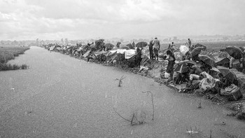 Pemenang kategori Photojournalism (profesional). Under the Rainstorm - Rohingyas exodus karya Erberto Zani (Swiss). Foto: Monochrome Photography Awards