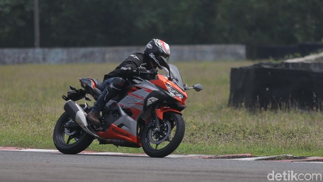 Geber Kawasaki Ninja 250 Baru di Sentul