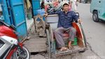 Potret Tukang Becak yang Masih Eksis di Jakarta