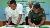 Kementerian PUPR menggandeng Zeni TNI AD dalam proyek ini. Lingkup pekerjaan Zeni TNI-AD yaitu membuka hutan, memasang gorong-gorong, pipa baja bergelombang yang untuk lokasinya sesuai hasil survey serta pembuatan jembatan sementara sepanjang 335 meter. Dok PUPR/Ditjen Bina Marga.