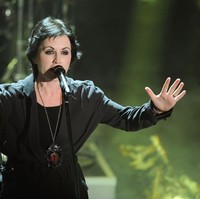 Pelantun Zombie ini juga kerap tampil dengan busana-busana hitam Foto: Getty Images