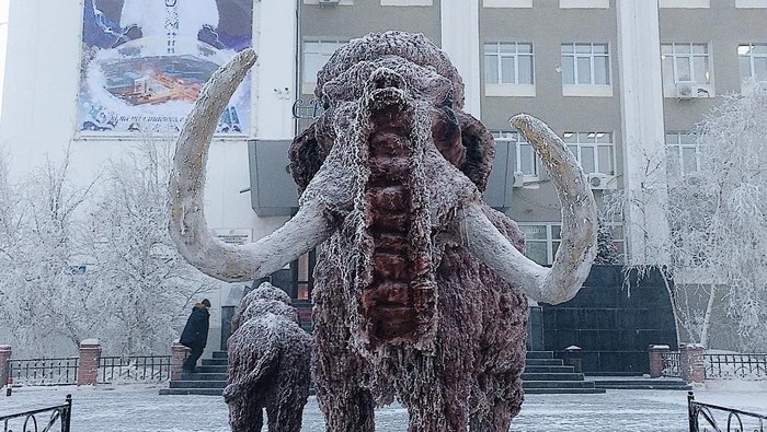 Patung Mamoth di Kota Yakuts, Rusia sampai dipenuhi salju