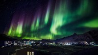 Aurora, cahaya berwarna hijau di langit terlihat jelas di Greenland. Cahaya seperti ini hanya bisa dilihat di utara dan selatan Bumi saja (Mads Pihl/Visit Greenland)