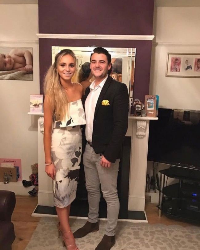 Mengalami kecelakaan yang fatal, Jessica kehilangan ingatannya termasuk tentang kekasihnya, Richard. Namun berkat kegigihan Richard, Jessica sukses kembali jatuh cinta pada pria tersebut dan mereka pun kembali bahagia seperti dulu. Foto: Dok. Instagram thewaywemet, Reddit