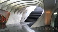 Kondisi bagian dalam stasiun juga didominasi oleh lengkungan-lengkungnan dari bagian pondasinya. Terlihat ada anak tangga untuk menuju bagian tersebut. Istimewa/Inhabitat.