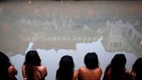 Para wanita Himalaya ini baik yang belum ataupun yang sudah menikah melakukan ritual untuk kesejahteraan keluarga dengan berpuasa dan membaca kitab Swasthani Brata Katha selama sebulan penuh. Kitab tersebut didedikasikan untuk dewi Hindu Swasthani. REUTERS/Navesh Chitrakar.