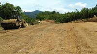 Panjang jalan paralel perbatasan negara di Kalbar adalah 850 km. Dari total panjang tersebut, hingga akhir 2017 masih ada 107 km di antaranya yang belum tembus atau masih kondisi hutan. Dok PUPR/Ditjen Bina Marga.