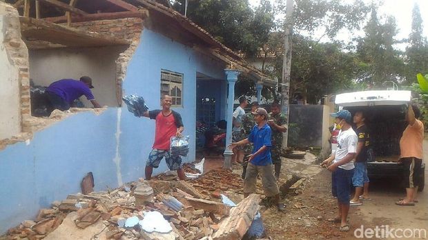 Warga bergotong royong menyelamatkan bahan produksi dari rumah tersebut.