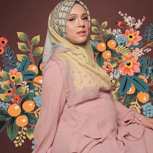 Selanjutnya ada Nycta Gina yang menyajikan banyak pilihan motif pada brand miliknya, Trinycta. Nycta Gina memilih warna yang lebih hangat dengan campuran motif floral hingga polkadot. Foto: Dok. Instagram 