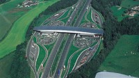 Ini merupakan pom bensin berusia 16 tahun di Belgia. Dilihat dari atas, bentuk dari pom bensin ini seperti berpola dan artisitik. Lokasinya berada di jalan tol yang menghubungkan kota Bruessel, Belgia ke Paris, Prancis. Istimewa/Quartz.