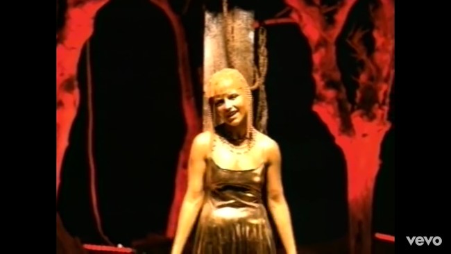 Penampilan nyentrik Dolores di video klip Zombie. Selamat jalan Dolores! Foto: screenshot Youtube