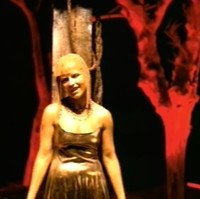 Penampilan nyentrik Dolores di video klip Zombie. Selamat jalan Dolores! Foto: screenshot Youtube