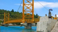 Pada 16 Oktober 2016 Jembatan Cinta roboh sehingga menyebabkan terputusnya akses di kedua pulau tersebut dan menimbulkan korban jiwa. Demi membantu memperlancar mobilitas serta perekonomian warga, Kementerian Pekerjaan Umum dan Perumahan Rakyat melalui Direktorat Jenderal Bina Marga menggelontorkan dana APBN sebesar Rp 3,4 miliar untuk membangun kembali jembatan tersebut. Dok PUPR/Ditjen Bina Marga.