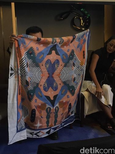 Scarf kolaborasi Purana dan Sarkodit.