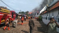 Sebanyak 11 unit pemadam kebakaran dikerahkan (Foto: Lala Ocha)
