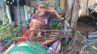 Saya ini kan namanya tukang becak nggak ada kerjaan lain. Anak saya tiga, saya ngontrak. Dua kali saya pernah diangkut, jadi ya bukan seneng lagi. Jadi lega, saya juga jadi leluasa narik becak. Waktu zaman gubernur sebelumnya kan saya sering kucing-kucingan gitu, kata Danar (57).