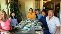 Ini saat pembalap muda itu makan bersama keluarganya di Los Angeles, Amerika. Ada salah satu netizen dengan nama akun @anisarmdhnii_ yang justru memperhatikan ibunda Rio dan berkomentar Ibu cantik banget ya kak eheheh.  Foto: Instagram Rio Haryanto