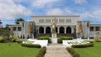 Museum Mulawarman merupakan tempat wisata sejarah yang terkenal di Kukar. Di sini, tersimpan berbagai macam barang Kesultanan Kutai yang masih dijaga (Brigida Emi Lilia/dtraveler)