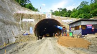 Proyek ini menembus perbukitan Gunung Gamping sejauh 473 meter yang menghubungkan Purwokerto-Kroya. Dok. PT PP (Persero) Tbk.