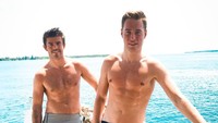 Foto: Bersama rekannya sesama pebalap, Norman Nato, Stoffel menjajal diving untuk yang pertama kalinya. (Instagram/@svandoorne)
