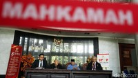 Dugaan pelanggaran etik itu sebelumnya dilaporkan sejumlah LSM ke Dewan Etik MK Arief diduga melakukan lobi politik kepada anggota DPR terkait pencalonannya kembali sebagai hakim konstitusi.  