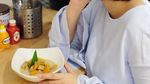 Gemas! Begini Pose Cantik Putri Titian Bersama Makanan